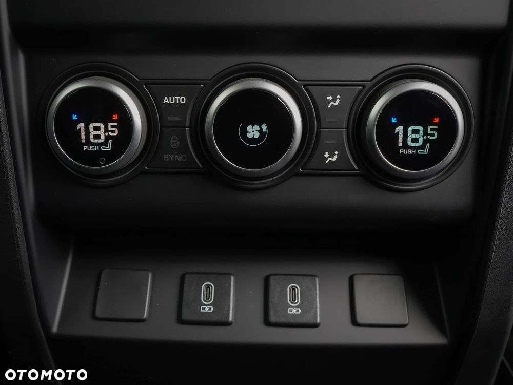 Land Rover Defender 3.0 D250 mHEV X-Dynamic SE - 28