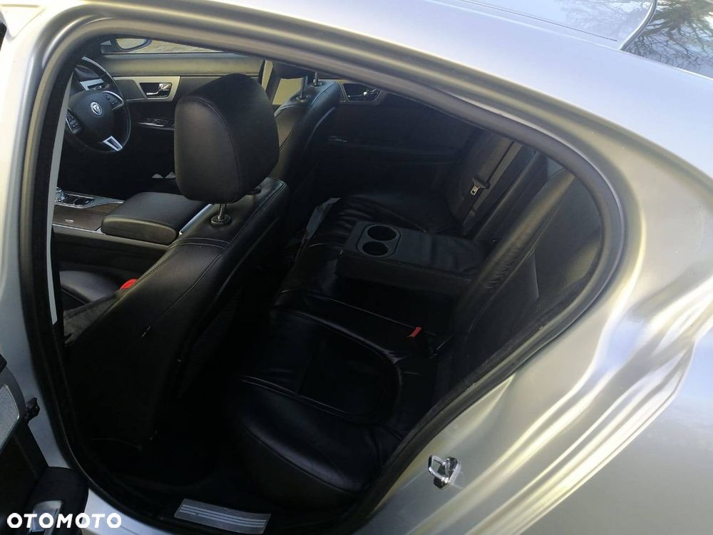 Jaguar XF 2.2 D - 12