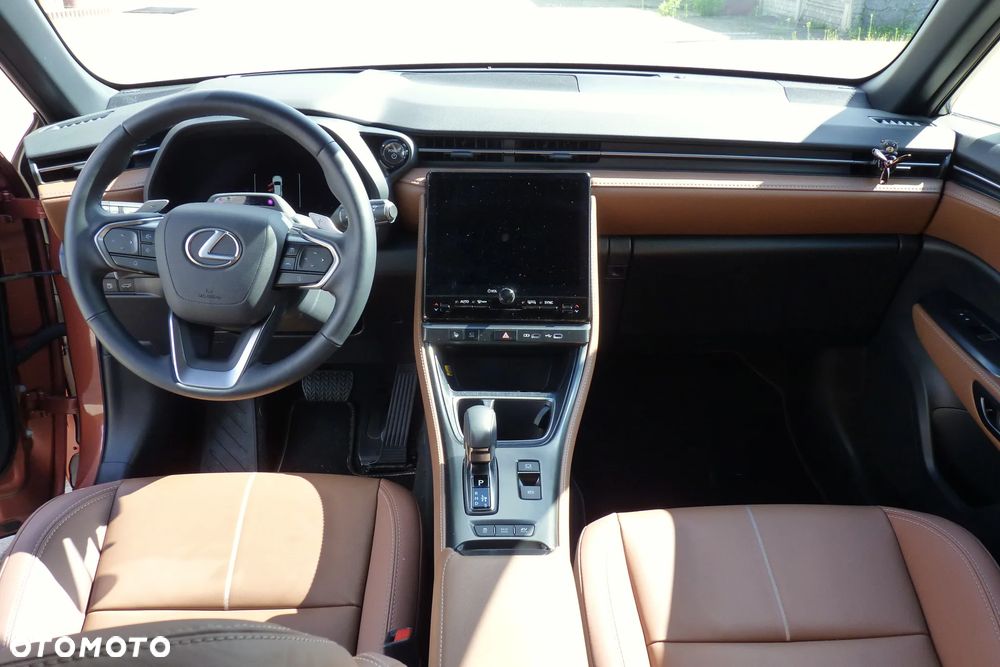 Lexus LBX - 6