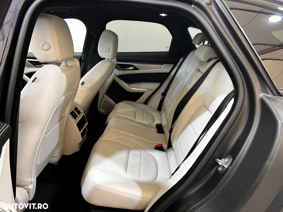Jaguar F-Pace - 7