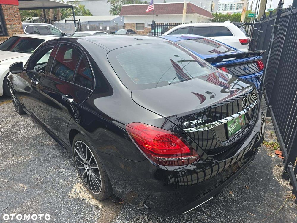 Mercedes-Benz Klasa C 300 4Matic 9G-TRONIC AMG Line - 3