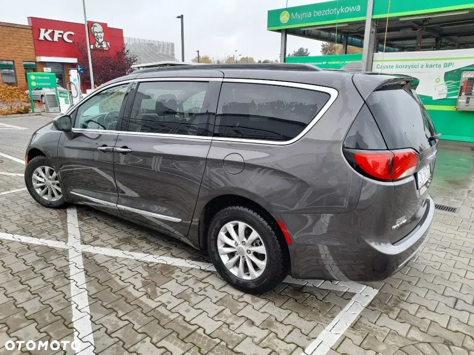Chrysler Pacifica - 4