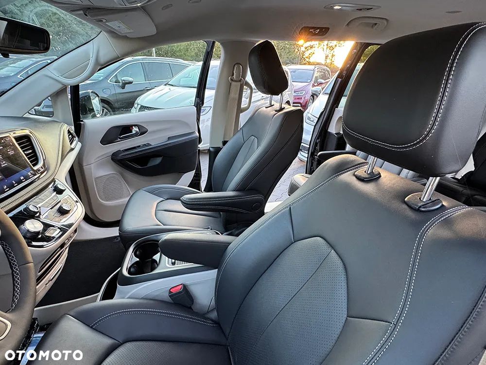 Chrysler Pacifica - 25