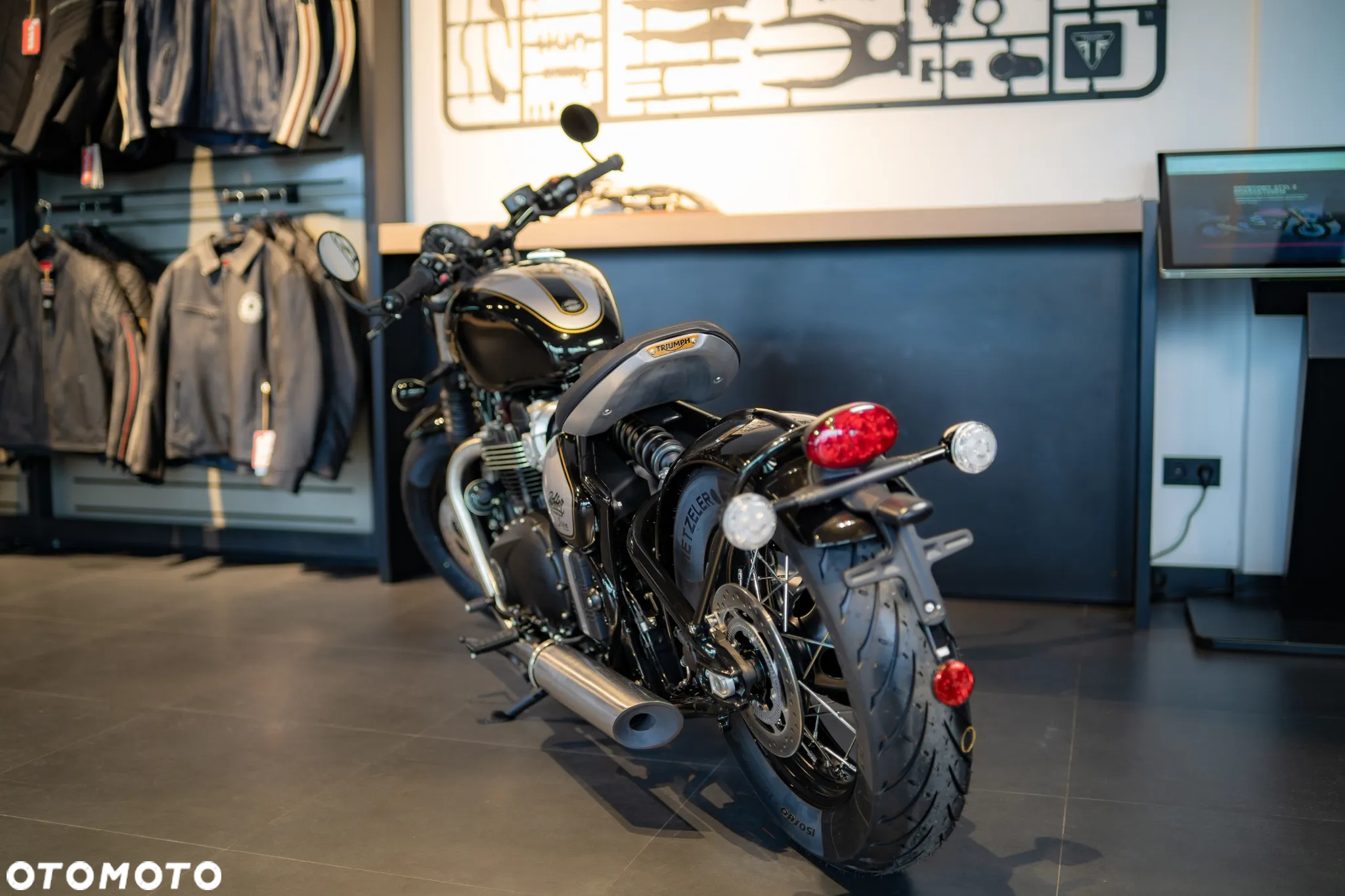 Triumph Bonneville Bobber - 3