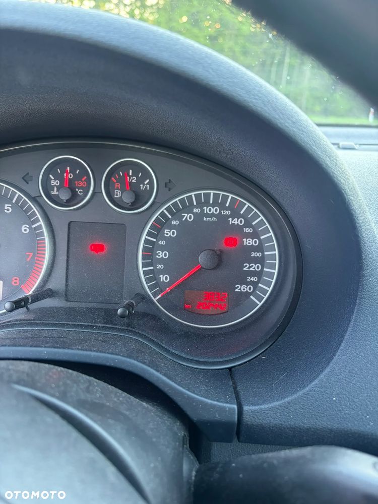 Audi A3 3-drzwiowe 2.0 FSI Attraction - 8