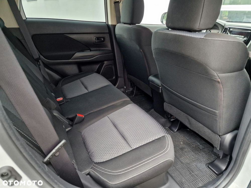 Mitsubishi Outlander 2.0 Invite + 2WD - 28