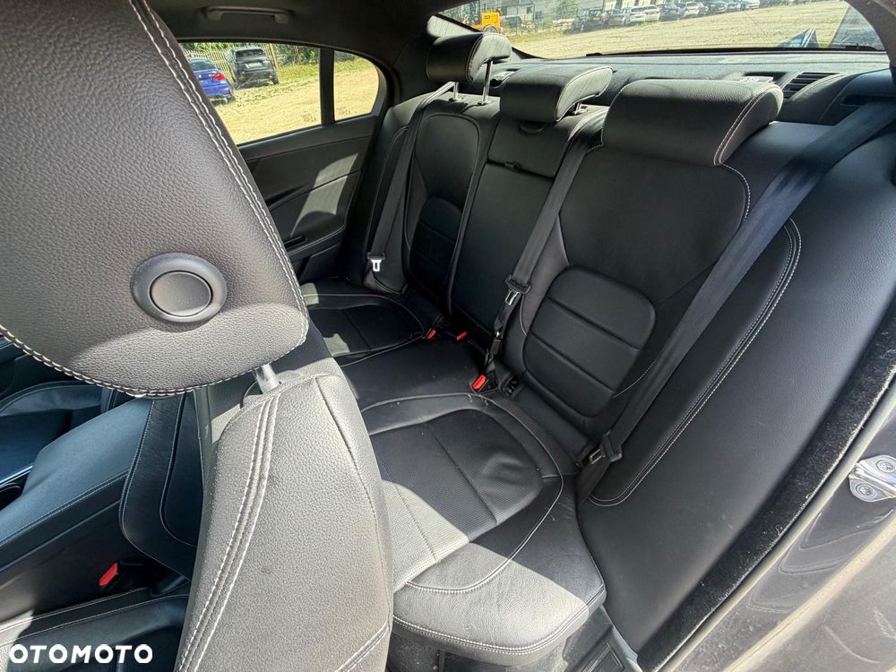 Jaguar XE 2.0 D R-Sport - 14