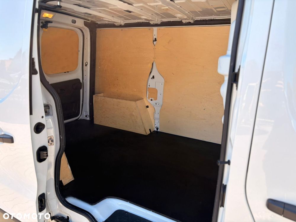 Nissan NV300 - 11