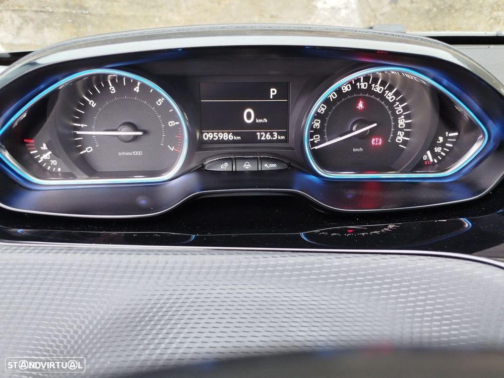 Peugeot 2008 1.2 PureTech Allure EAT6 - 21