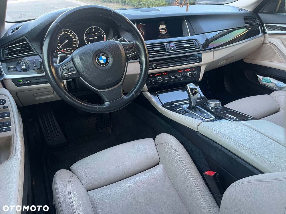 BMW Seria 5 525d xDrive - 13
