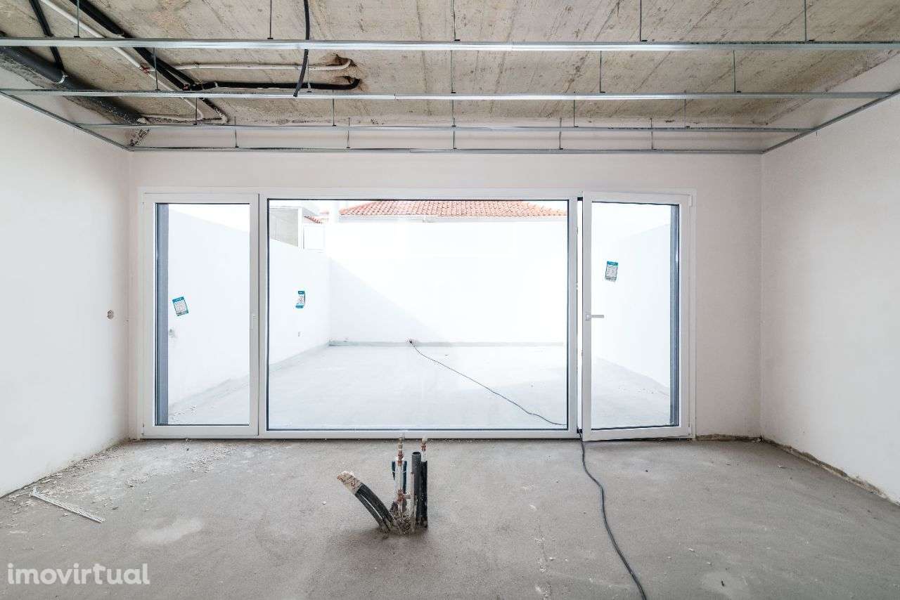 Moradia T3 Famões | Nova | Garagem | Terraço - Grande imagem: 5/21