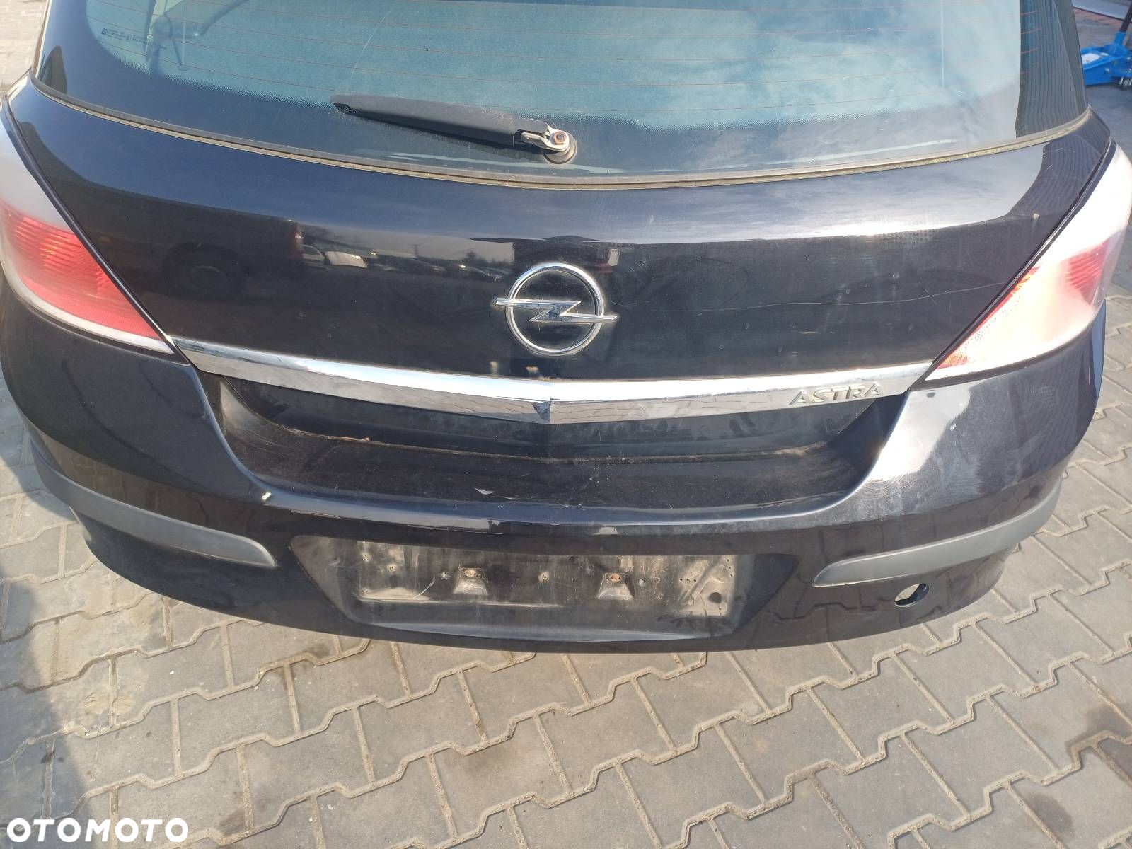 KLAPA BAGAŻNIKA OPEL ASTRA H Z21B - 2