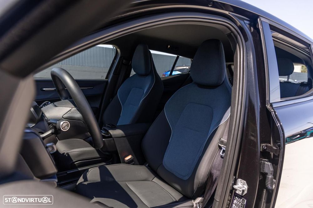 Volvo EX30 69 kWh Single Motor Extended Range Black Edition - 36