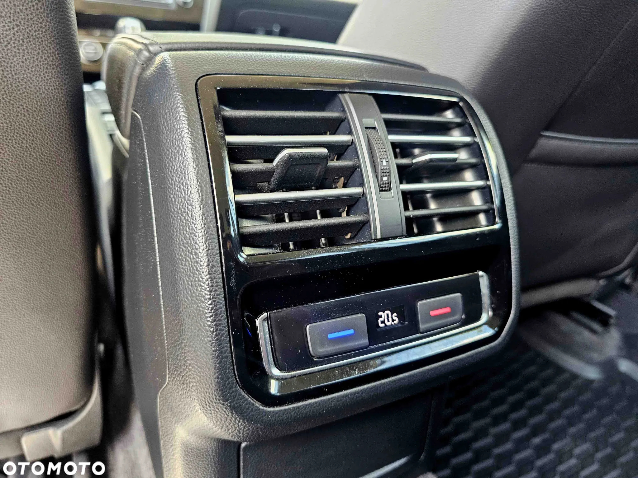 Volkswagen Passat Variant 2.0 TDI SCR 4Motion DSG Highline - 18