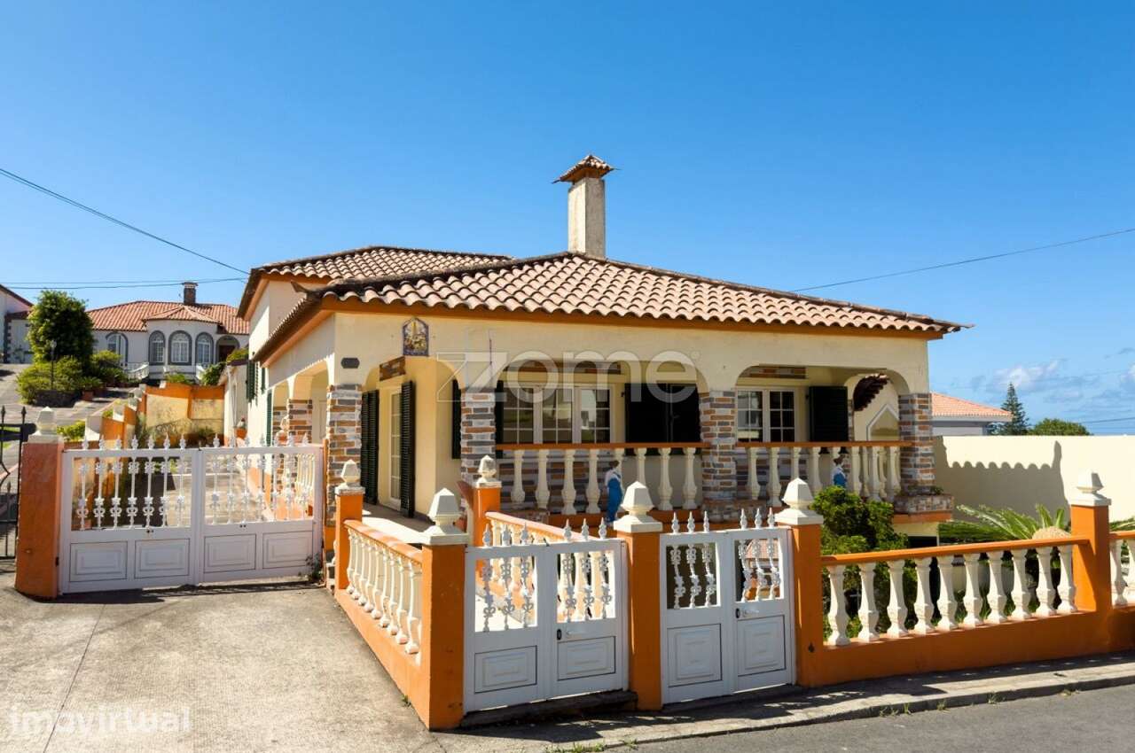 Moradia T4 Com Entradas Independentes e Garagem - Grande imagem: 2/18
