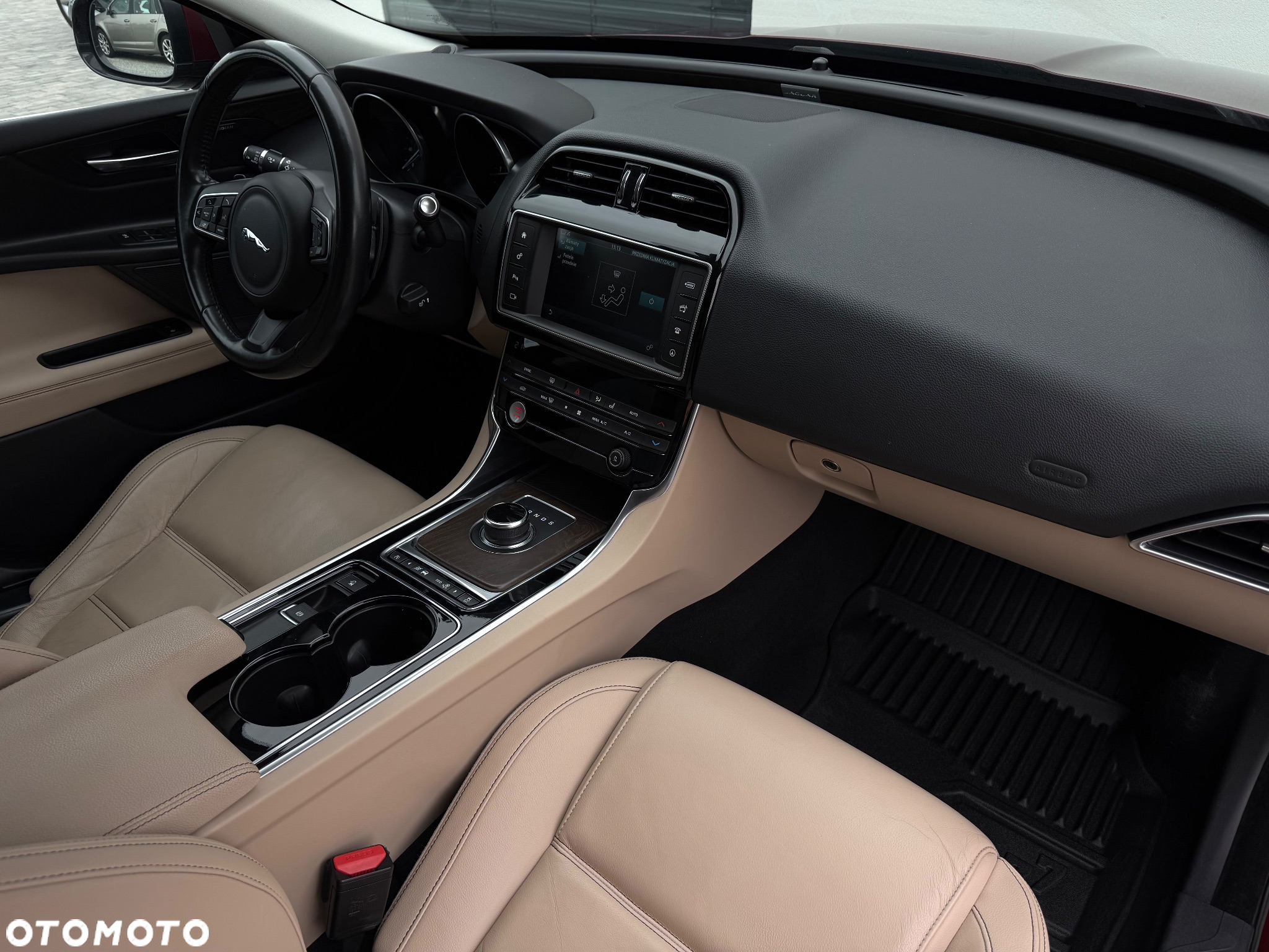 Jaguar XE 2.0 D Prestige - 25