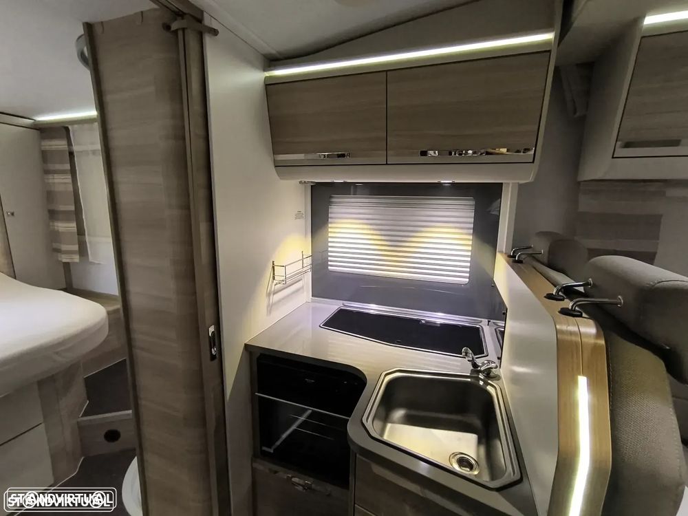 Adria Matrix M670SC 50 Anos 5lugares Cama central e basculante - 17