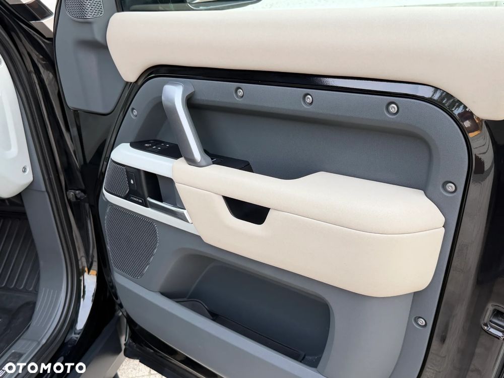 Land Rover Defender 3.0 D300 mHEV X-Dynamic SE - 38