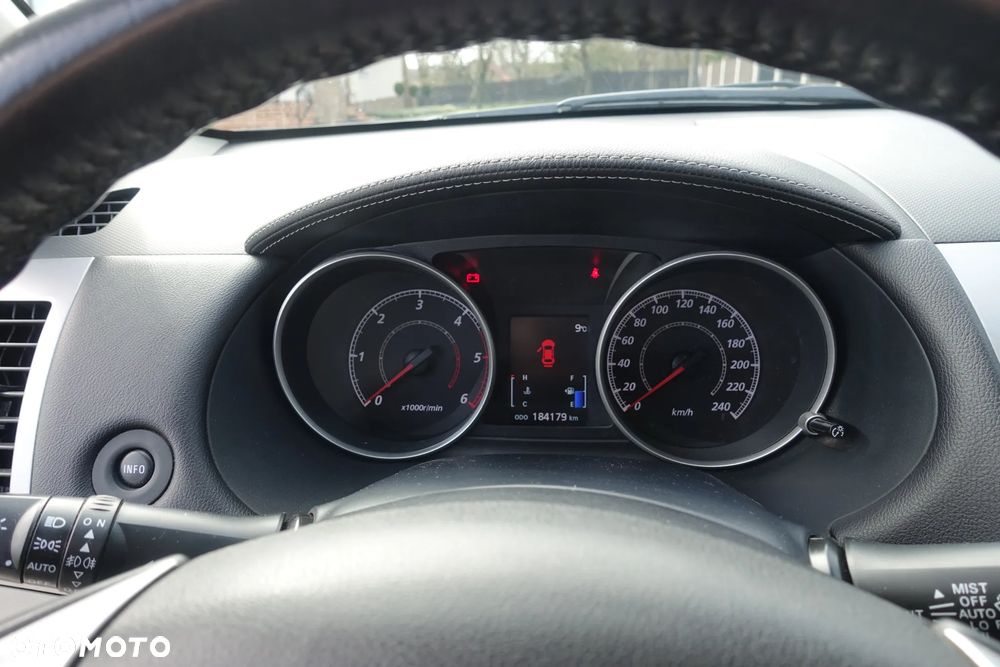 Mitsubishi Outlander 2.0 DID Intense + - 27
