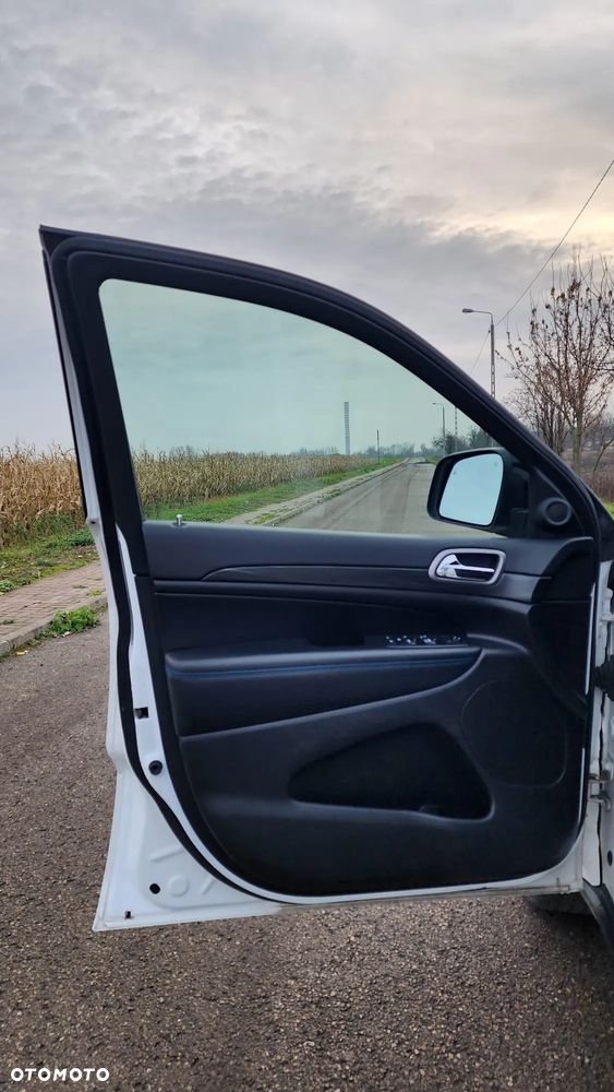 Jeep Grand Cherokee - 24