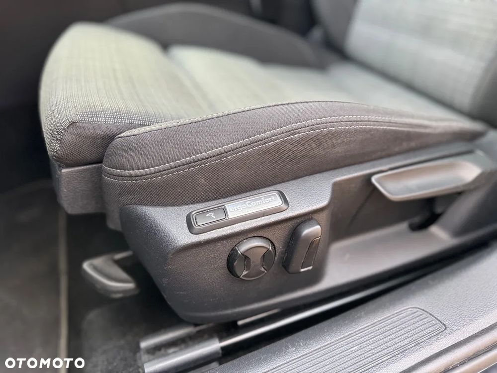 Volkswagen Passat Variant 2.0 TDI SCR DSG 4Motion Business - 17