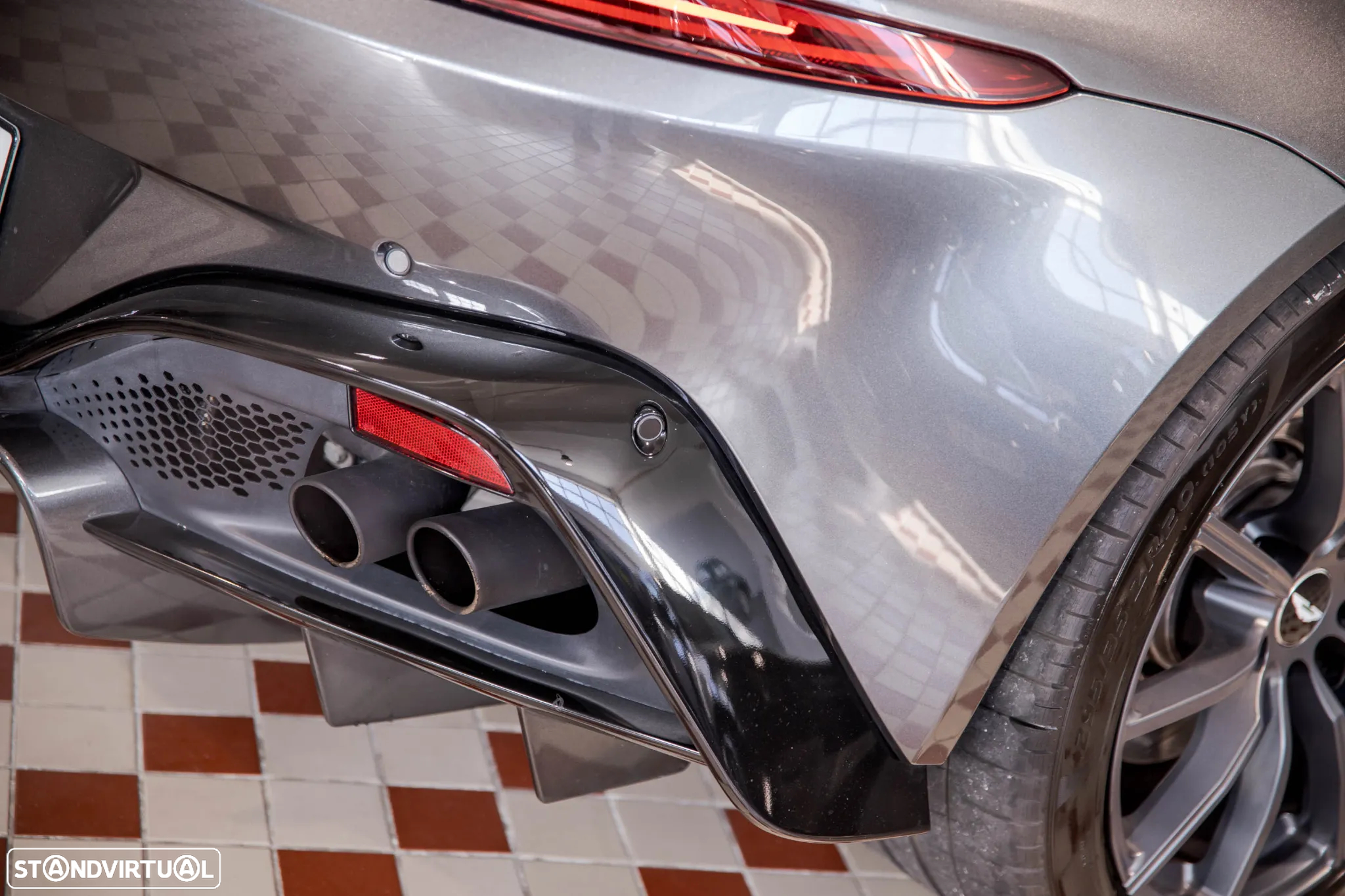 Aston Martin Vantage Coupe V8 - 11