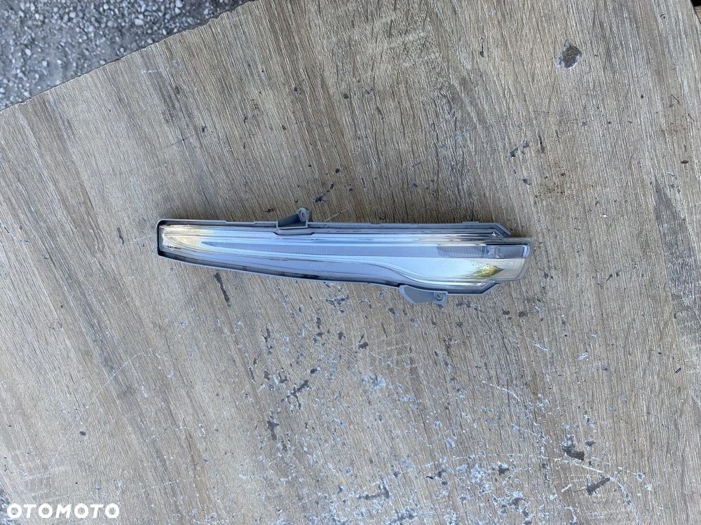 KIERUNKOWSKAZ PRAWY W LUSTERKO MERCEDES GLC A3170640 - 2