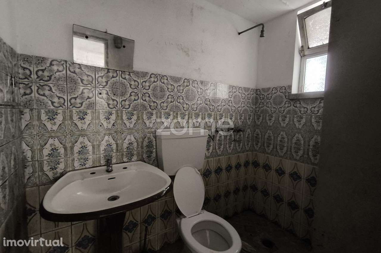 Garagem / Armazém com 85m2, p/ 6 carros, arrecadação e WC no Arneir... - Grande imagem: 4/5