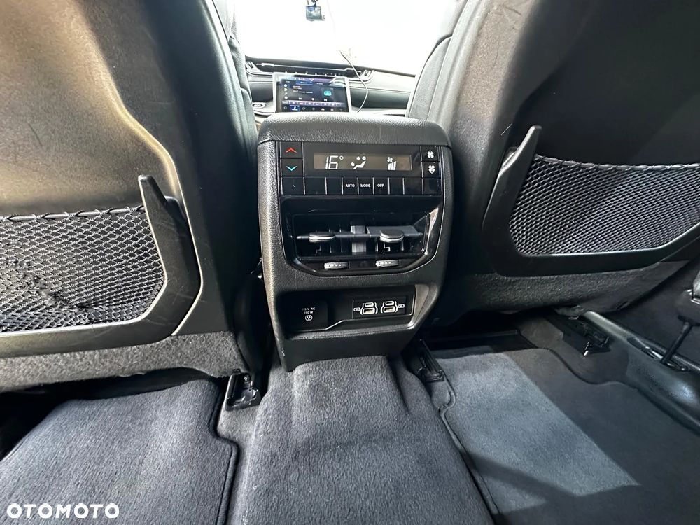 Jeep Grand Cherokee - 30