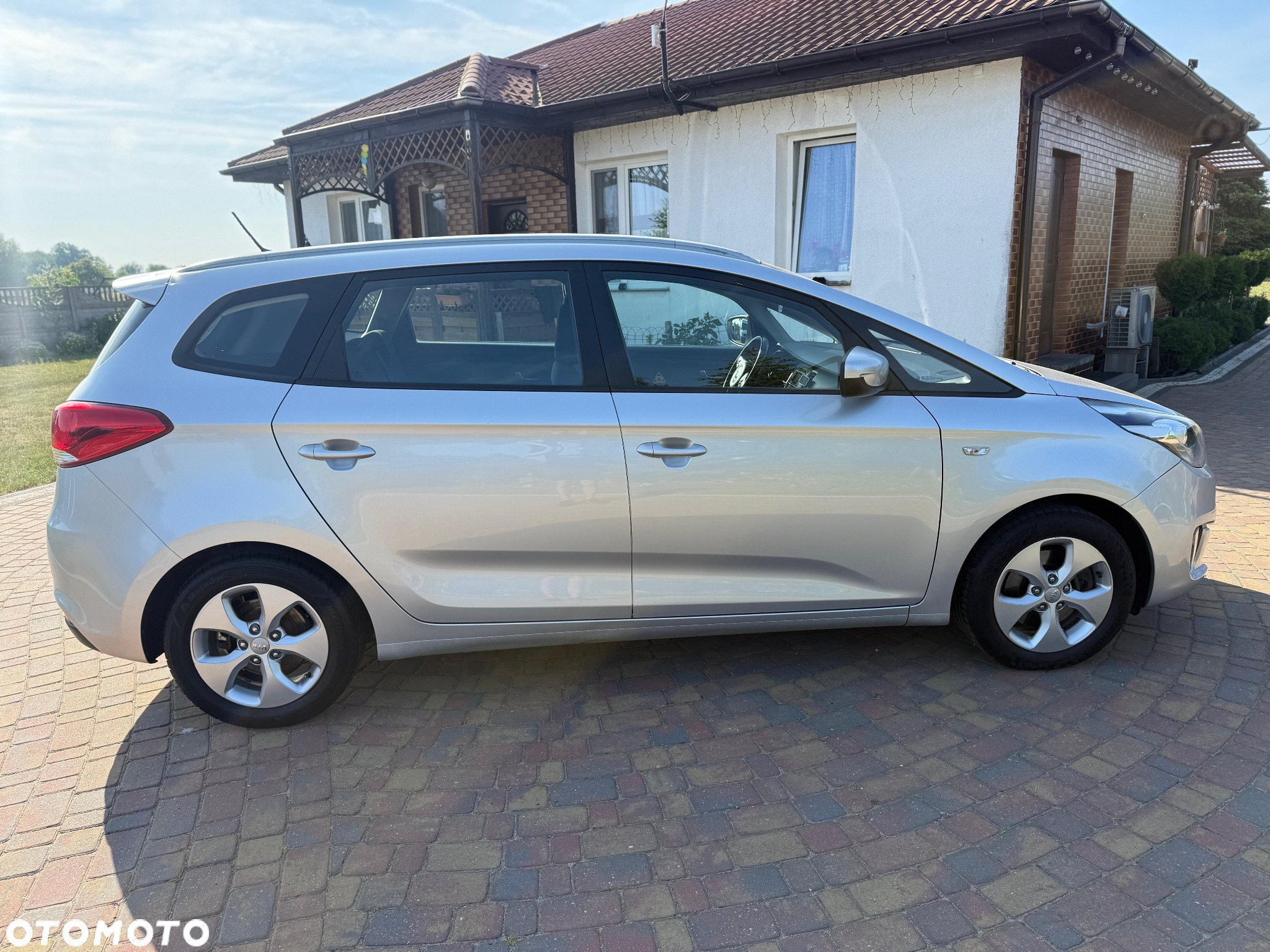 Kia Carens - 11