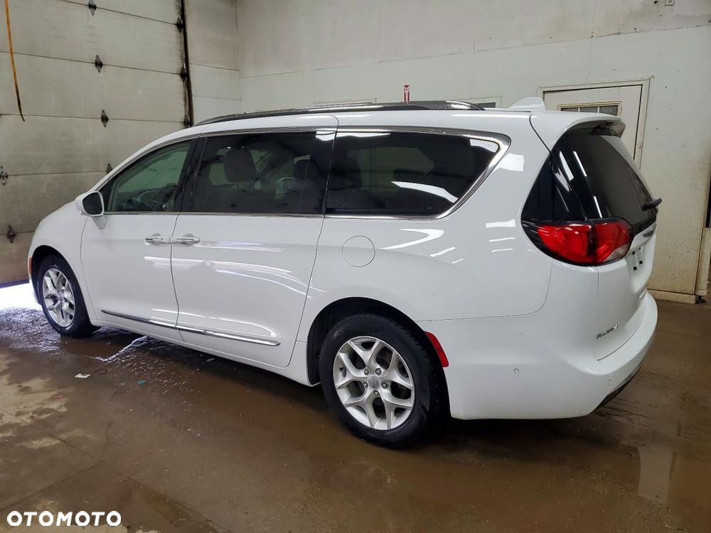 Chrysler Pacifica - 2