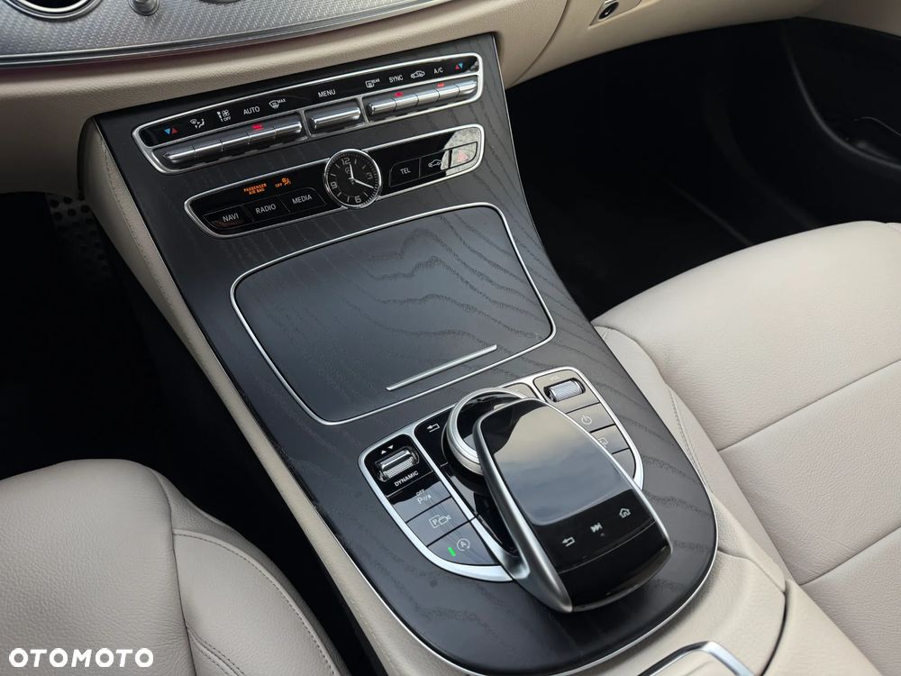 Mercedes-Benz Klasa E 220 d 4-Matic 9G-TRONIC - 23