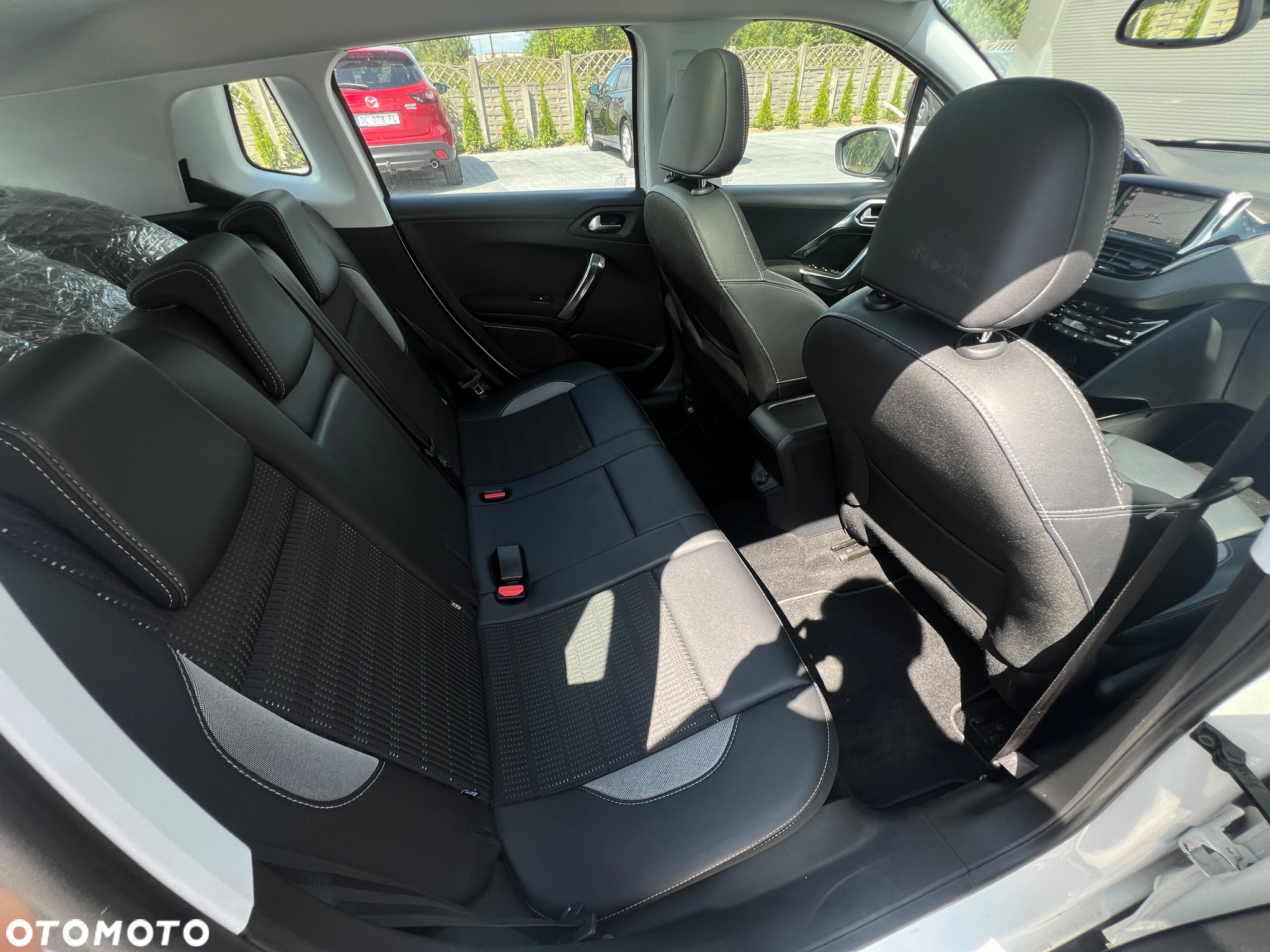 Peugeot 2008 1.2 Pure Tech Allure S&S - 25