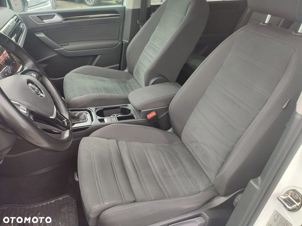 Volkswagen Touran - 12