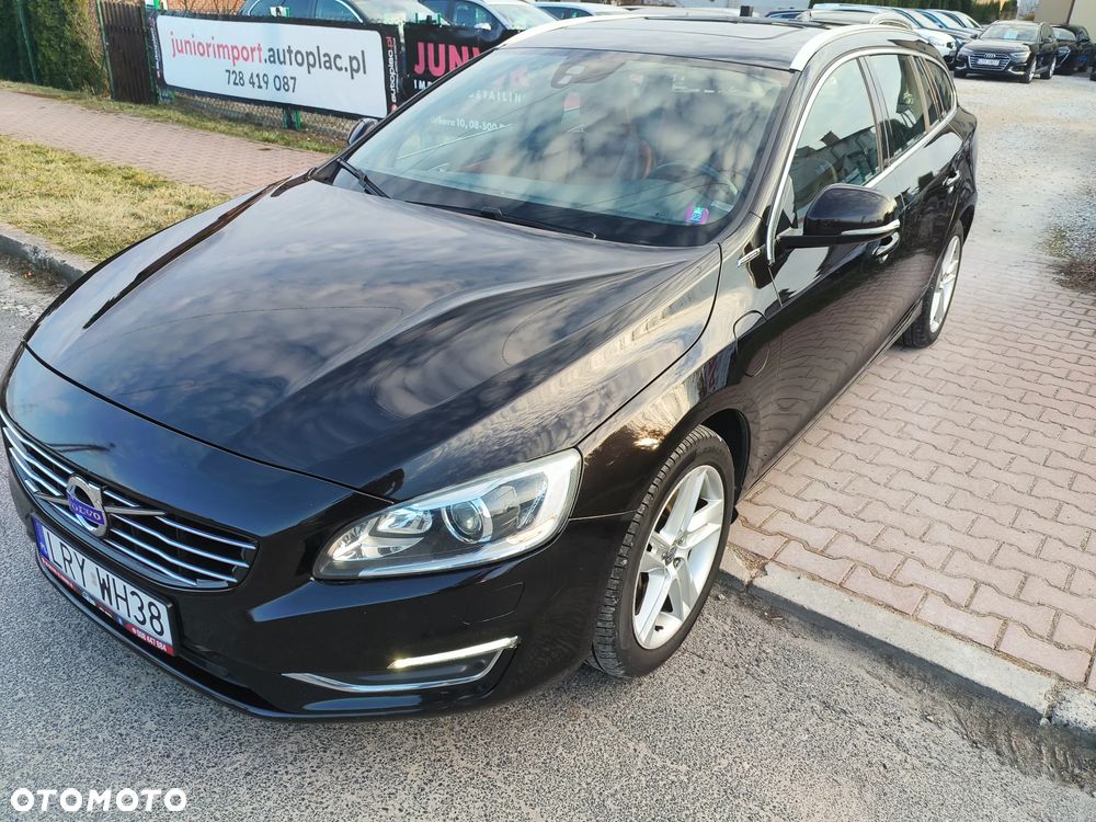 Volvo V60 D6 AWD Plug-in Hybrid R-Design Momentum - 34