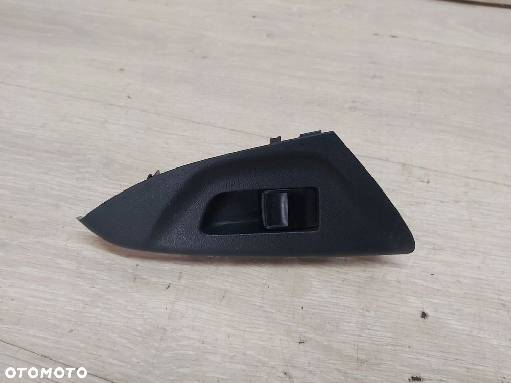 Toyota AYGO II przełącznik szyby prawy przód przycisk - 1