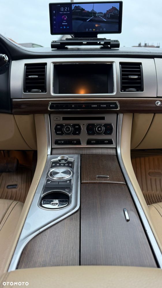 Jaguar XF 2.0 T Luxury - 22