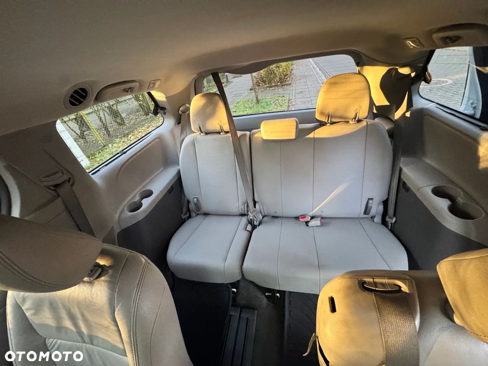 Toyota Sienna - 11