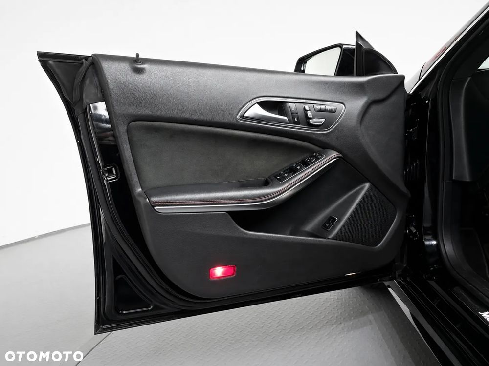 Mercedes-Benz CLA 220 4Matic 7G-DCT AMG Line - 10