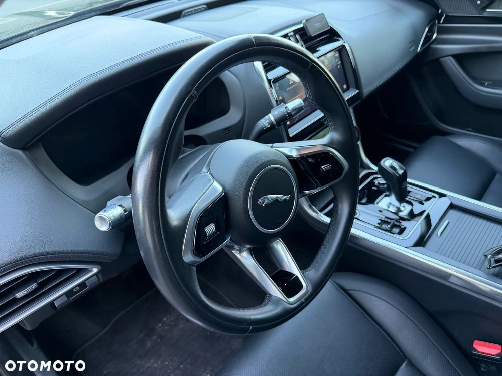 Jaguar XE 2.0 D200 mHEV AWD R-Dynamic S - 35