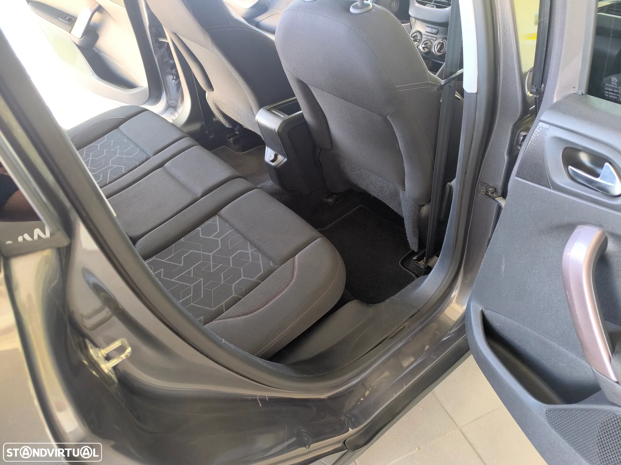 Peugeot 208 1.2 PureTech Allure - 19