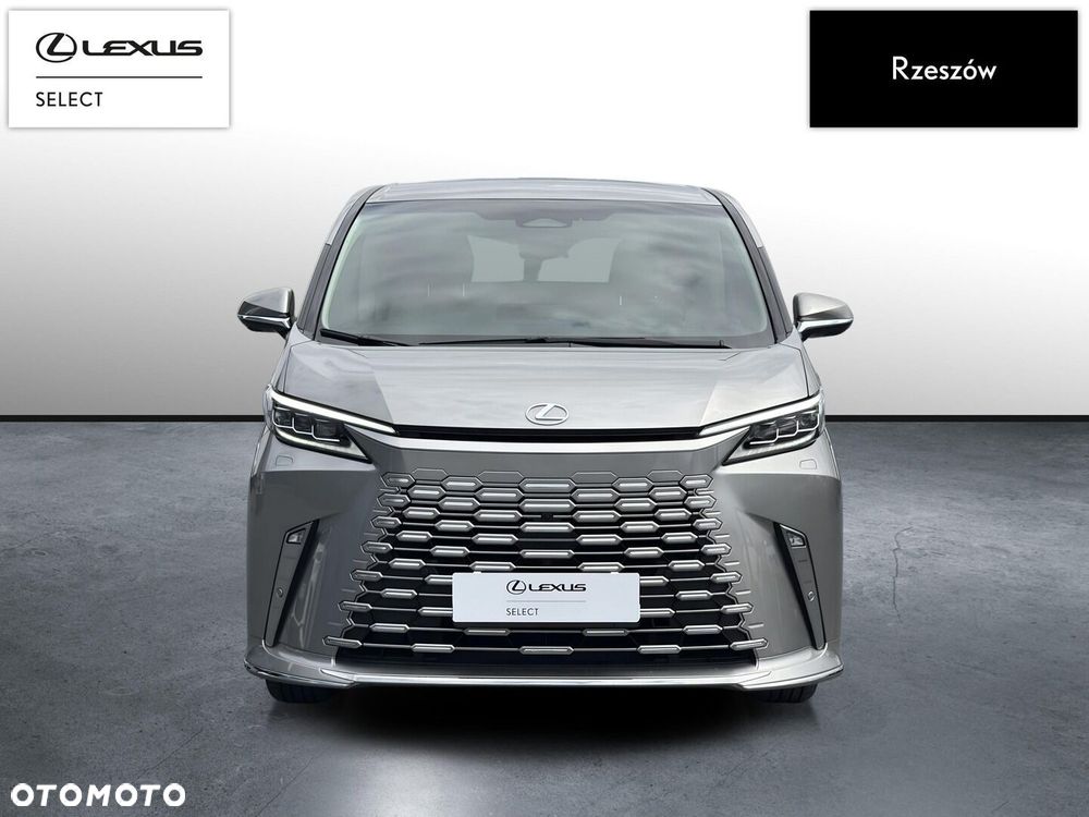 Lexus LM - 8