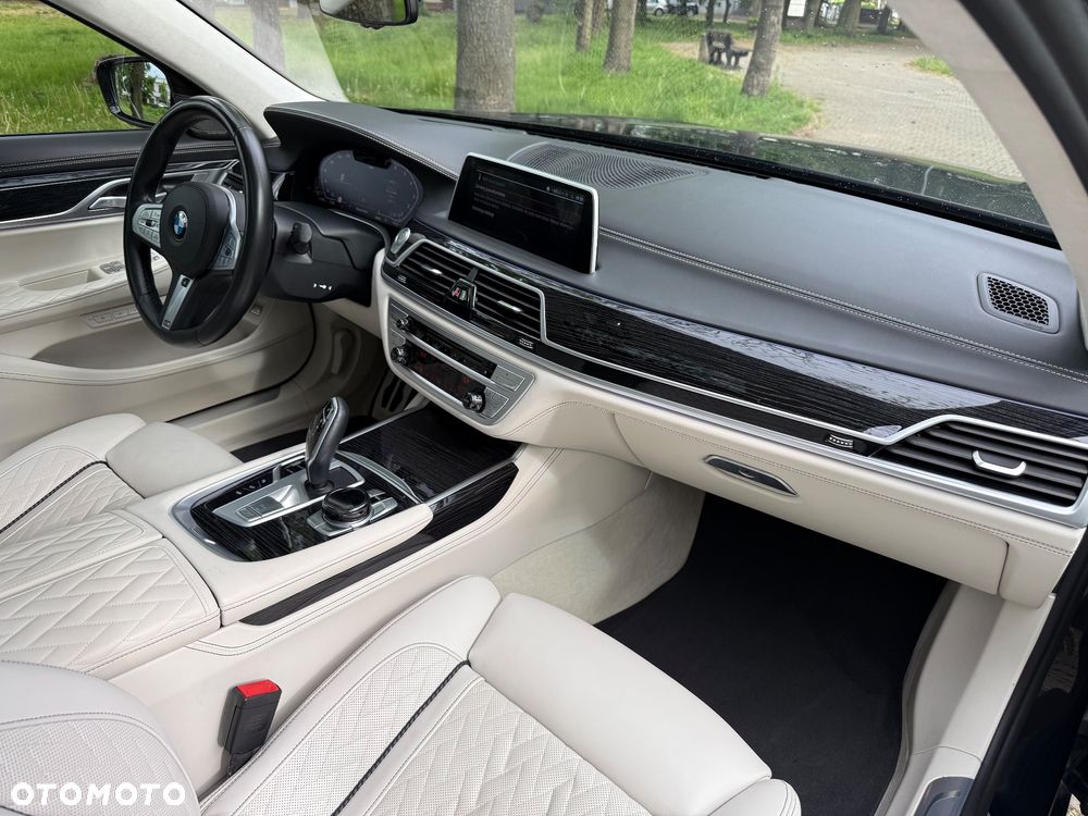 BMW Seria 7 750Li xDrive sport - 39