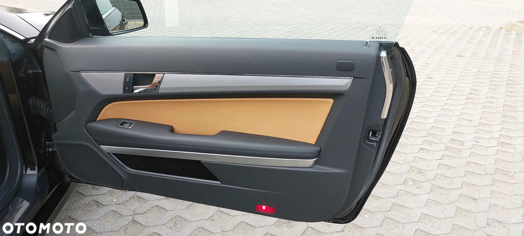 Mercedes-Benz Klasa E 200 CGI Cabrio BlueEFFICIENCY Automatik Avantgarde - 38