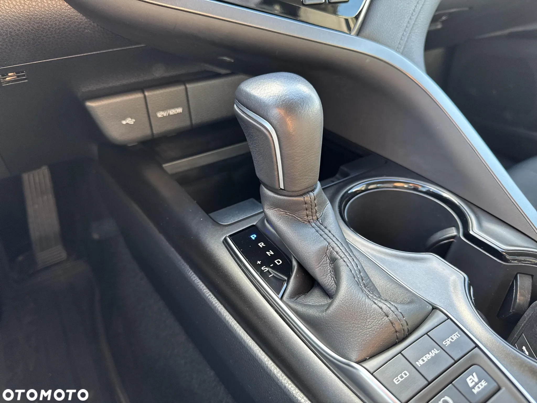 Toyota Camry 2.5 Hybrid Comfort CVT - 25