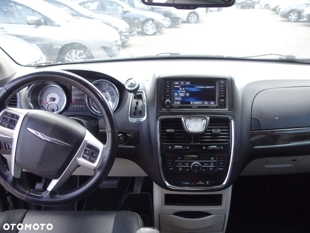 Chrysler Town & Country 3.6 Limited - 10