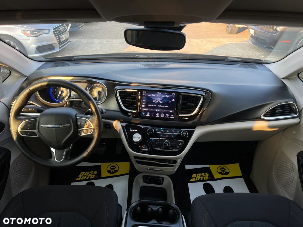 Chrysler Pacifica - 16