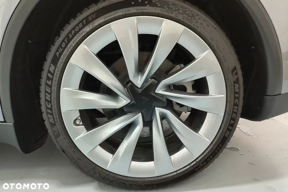 Tesla Y Long Range AWD - 9