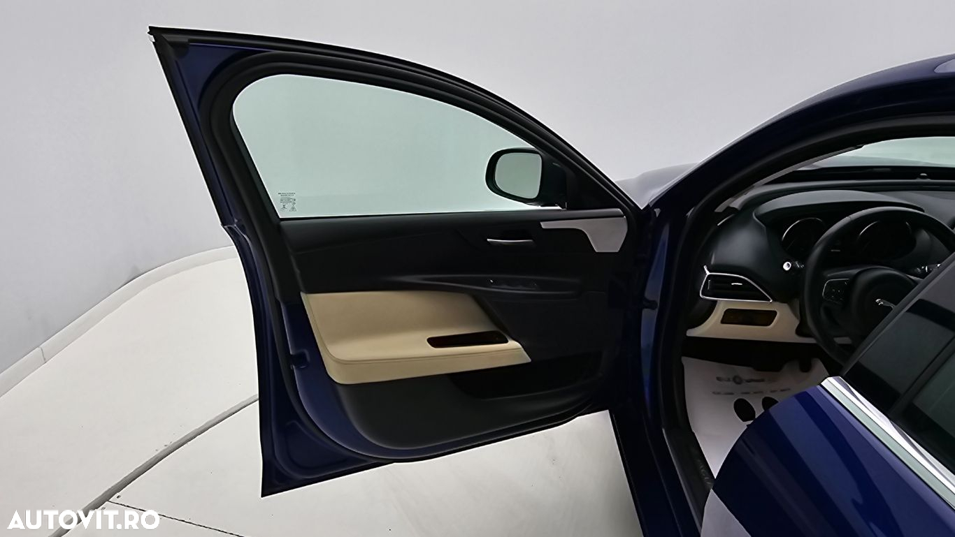 Jaguar XE - 10