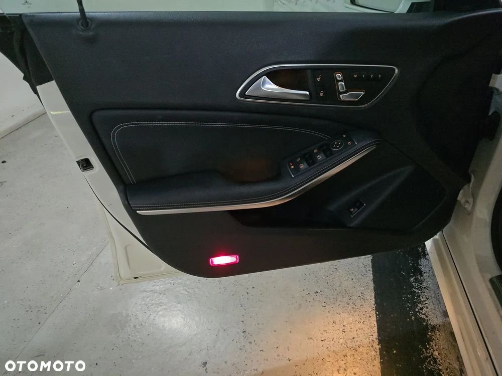 Mercedes-Benz CLA 250 4Matic 7G-DCT - 14